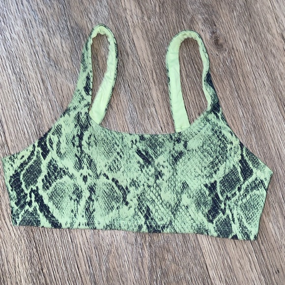 Alo Yoga Vapor Snakeskin Bra. Green size S - Picture 2 of 5